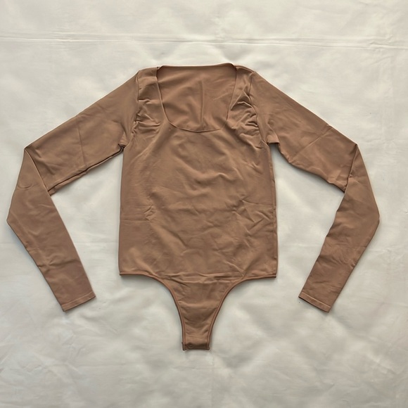 SKIMS ESSENTIAL LONG SLEEVE SCOOP NECK BODYSUIT - Picture 1 of 3